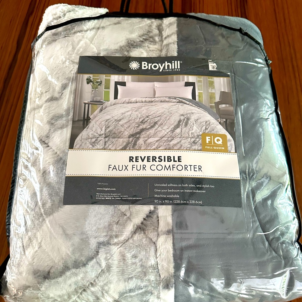 Brand new Full/Queen reversible comforter